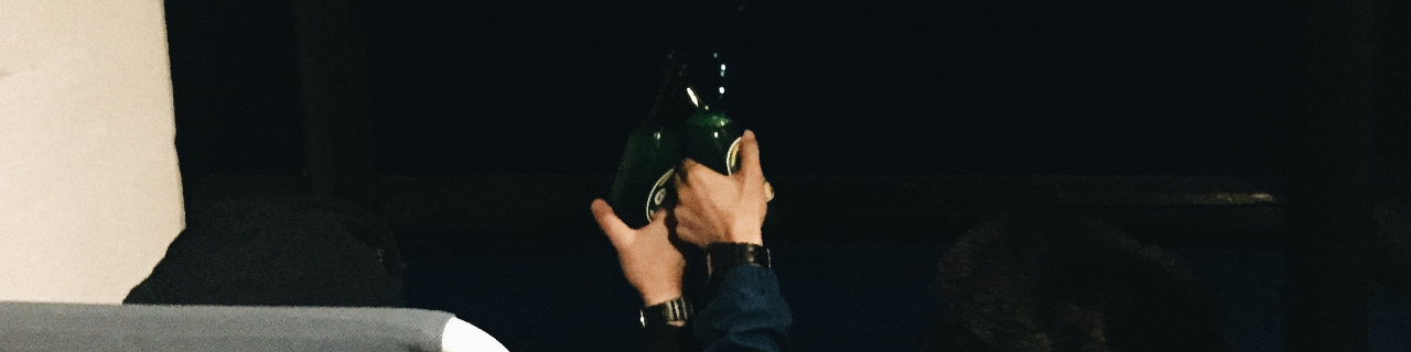 门前对着雪山喝啤酒